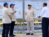 Presiden Prabowo Subianto meninjau Tambak Budidaya Ikan Nila di BLUPPB, Karawang bersama dengan Kementerian Kelautan dan Perikanan. (Instagram @swtrenggono)