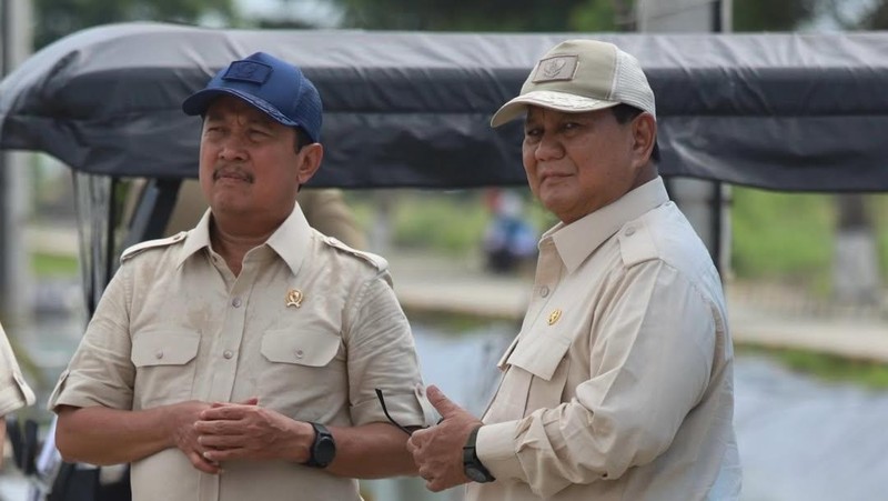 Presiden Prabowo Subianto meninjau Tambak Budidaya Ikan Nila di BLUPPB, Karawang bersama dengan Kementerian Kelautan dan Perikanan. (Instagram @prabowo)