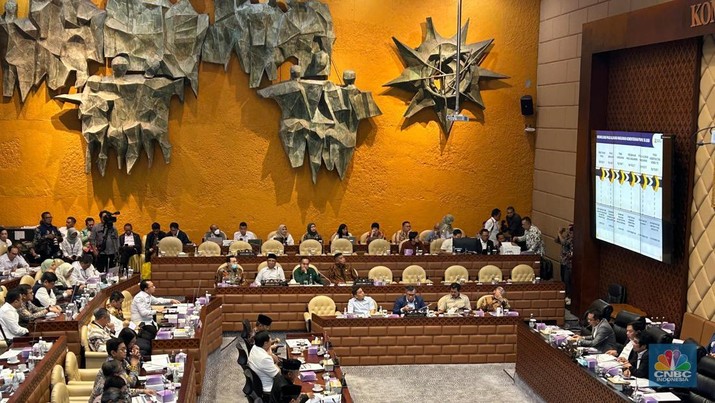 Rapat Kerja Komisi V DPR RI bersama Menteri Pekerjaan Umum, Menteri Perumahan dan Kawasan Perumahan, Menteri Desa dan Pembangunan Daerah Tertinggal dan Menteri Transmigrasi terkait Penetapan Perubahan RKA K/L, Selasa (3/12/2024). (CNBC Indonesia/Martyasari Rizky)