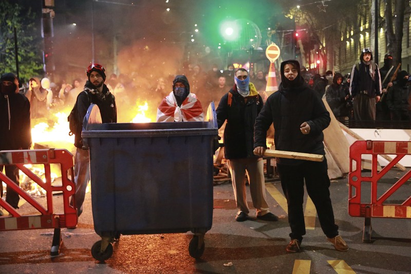 RIcuh saat demo memprotes kebijakan pemerintah di Tbilisi, Georgia, Senin (2/12/2024) malam waktu setempat. (REUTERS/Irakli Gedenidze) RIcuh saat demo memprotes kebijakan pemerintah di Tbilisi, Georgia, Senin (2/12/2024) malam waktu setempat. (REUTERS/Irakli Gedenidze)