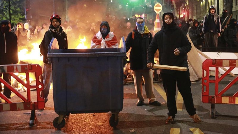 RIcuh saat demo memprotes kebijakan pemerintah  di Tbilisi, Georgia, Senin (2/12/2024) malam waktu setempat. (REUTERS/Irakli Gedenidze)