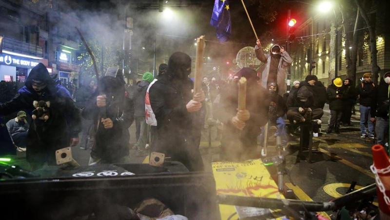 RIcuh saat demo memprotes kebijakan pemerintah  di Tbilisi, Georgia, Senin (2/12/2024) malam waktu setempat. (REUTERS/Irakli Gedenidze)