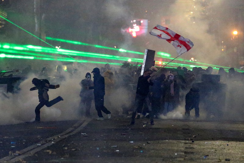 RIcuh saat demo memprotes kebijakan pemerintah di Tbilisi, Georgia, Senin (2/12/2024) malam waktu setempat. (REUTERS/Irakli Gedenidze) RIcuh saat demo memprotes kebijakan pemerintah di Tbilisi, Georgia, Senin (2/12/2024) malam waktu setempat. (REUTERS/Irakli Gedenidze)