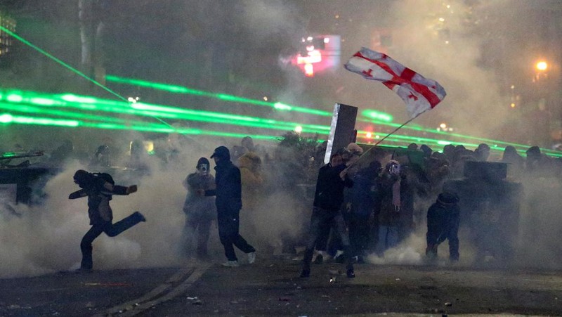 RIcuh saat demo memprotes kebijakan pemerintah  di Tbilisi, Georgia, Senin (2/12/2024) malam waktu setempat. (REUTERS/Irakli Gedenidze)