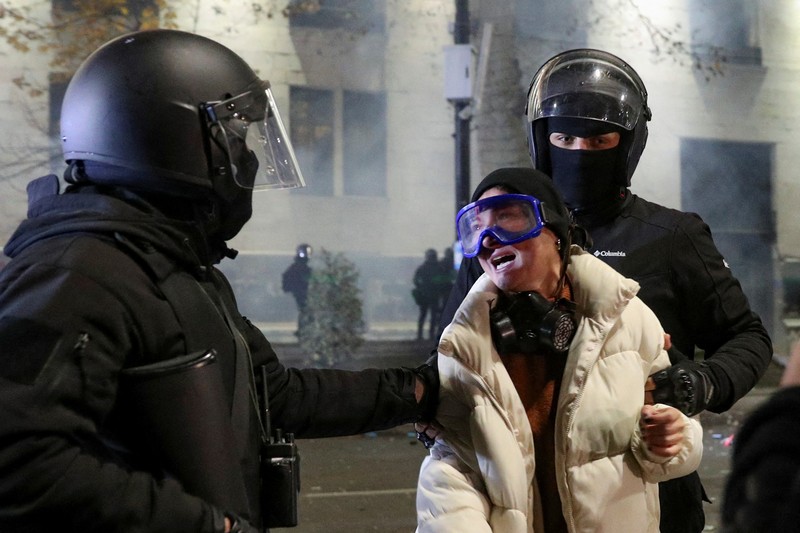 RIcuh saat demo memprotes kebijakan pemerintah  di Tbilisi, Georgia, Senin (2/12/2024) malam waktu setempat. (REUTERS/Irakli Gedenidze)