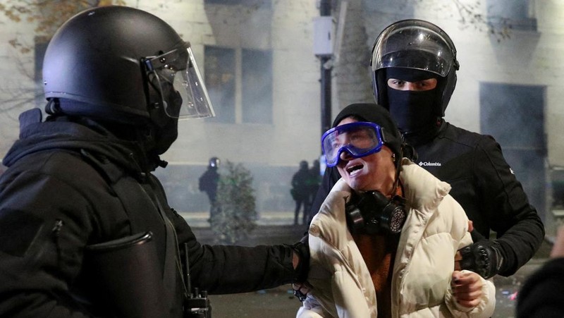 RIcuh saat demo memprotes kebijakan pemerintah  di Tbilisi, Georgia, Senin (2/12/2024) malam waktu setempat. (REUTERS/Irakli Gedenidze)