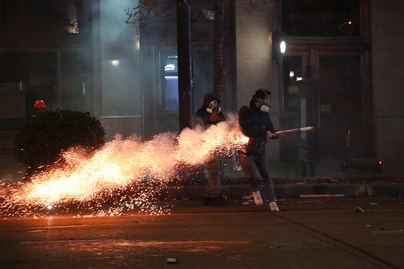 RIcuh saat demo memprotes kebijakan pemerintah  di Tbilisi, Georgia, Senin (2/12/2024) malam waktu setempat. (REUTERS/Irakli Gedenidze)
