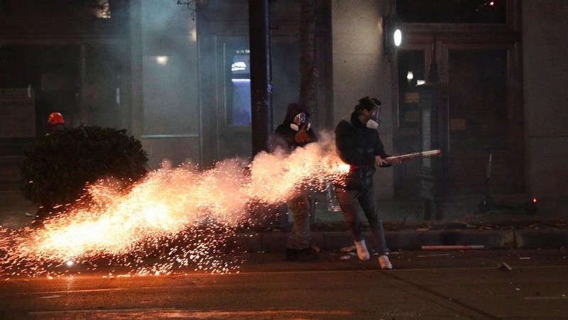 RIcuh saat demo memprotes kebijakan pemerintah  di Tbilisi, Georgia, Senin (2/12/2024) malam waktu setempat. (REUTERS/Irakli Gedenidze)