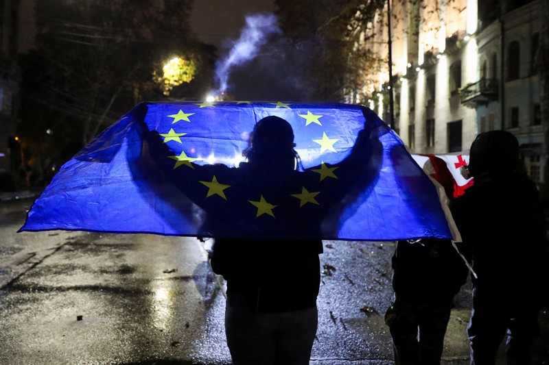 RIcuh saat demo memprotes kebijakan pemerintah di Tbilisi, Georgia, Senin (2/12/2024) malam waktu setempat. (REUTERS/Irakli Gedenidze) RIcuh saat demo memprotes kebijakan pemerintah di Tbilisi, Georgia, Senin (2/12/2024) malam waktu setempat. (REUTERS/Irakli Gedenidze)