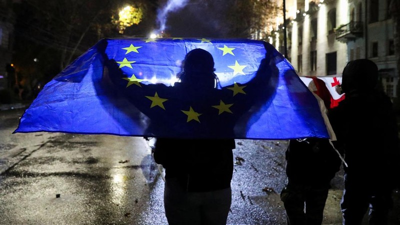 RIcuh saat demo memprotes kebijakan pemerintah  di Tbilisi, Georgia, Senin (2/12/2024) malam waktu setempat. (REUTERS/Irakli Gedenidze)