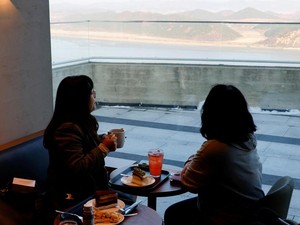 5 Lokasi Unik Starbucks Korsel, di Sungai Han hingga di Dalam Pasar
