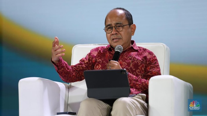 Staf Ahli Bidang Ekonomi Makro dan Keuangan Internasional Kementerian Keuangan, Parjiono, memberikan pemaparan dalam acara Sarasehan 100 Ekonom 2024 di Menara Bank Mega, Jakarta pada Selasa, (3/12/2024). (CNBC Indonesia/Tri Susilo)