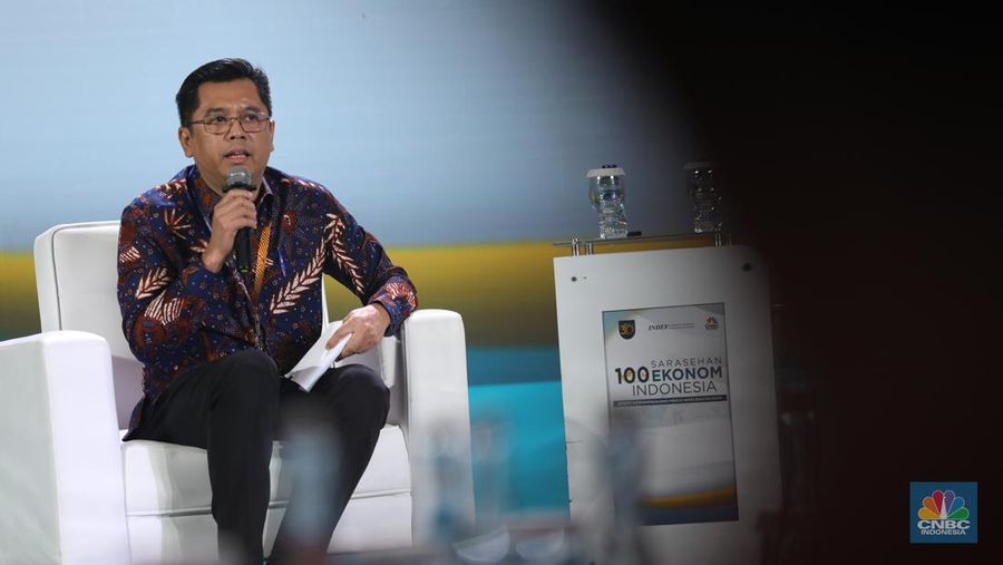 Staf Ahli Bidang Pemerataan dan Kemitraan Usaha Penanaman Modal Kementerian Investasi dan Hilirisasi/BKPM, Andi Maulana, memberikan pemaparan dalam acara Sarasehan 100 Ekonom 2024 di Menara Bank Mega, Jakarta pada Selasa, (3/12/2024). (CNBC Indonesia/Tri Susilo)