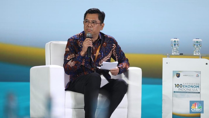 Staf Ahli Bidang Pemerataan dan Kemitraan Usaha Penanaman Modal Kementerian Investasi dan Hilirisasi/BKPM, Andi Maulana, memberikan pemaparan dalam acara Sarasehan 100 Ekonom 2024 di Menara Bank Mega, Jakarta pada Selasa, (3/12/2024). (CNBC Indonesia/Tri Susilo)