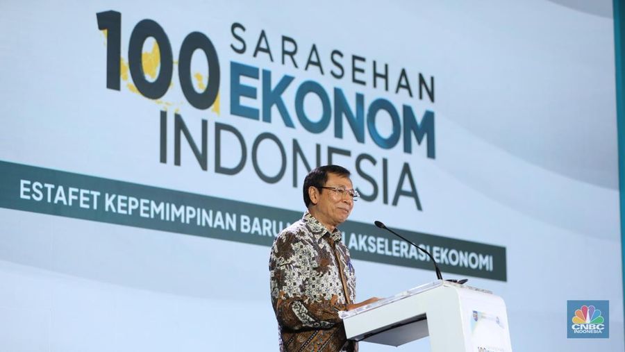 Staff Khusus Menko Perekonomian, Raden Pardede memberikan sambutan dalam acara Sarasehan 100 Ekonom 2024 di Menara Bank Mega, Jakarta pada Selasa, (3/12/2024). (վ/Tri Susilo)