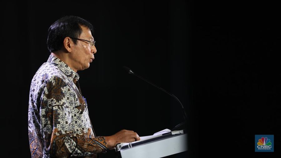 Staff Khusus Menko Perekonomian, Raden Pardede memberikan sambutan dalam acara Sarasehan 100 Ekonom 2024 di Menara Bank Mega, Jakarta pada Selasa, (3/12/2024). (²©²ÊÍøÕ¾/Tri Susilo)