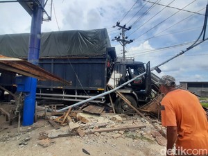 Truk Fuso Seruduk Rumah-Warung Makan di Pati, Sopir Terlempar Keluar