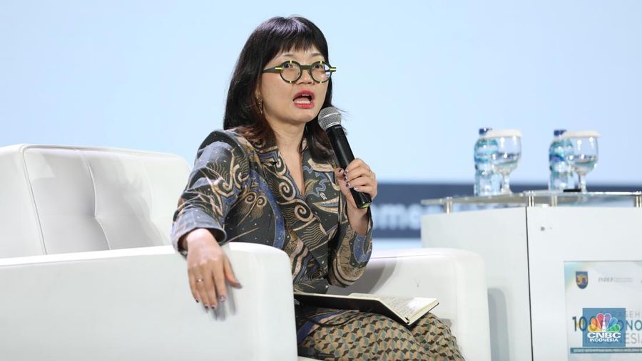 Wakil Menteri Pendidikan Tinggi, Sains, dan Teknologi, Stella Christie, memberikan pemaparan dalam acara Sarasehan 100 Ekonom 2024 di Menara Bank Mega, Jakarta pada Selasa, (3/12/2024). (վ/Tri Susilo)