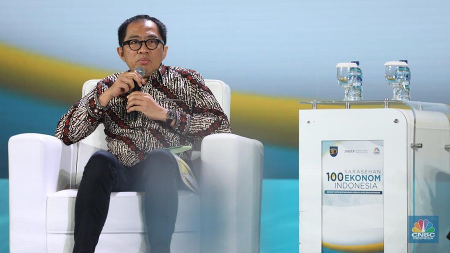 Wakil Menteri Perindustrian, Faisol Riza, memberikan pemaparan dalam acara Sarasehan 100 Ekonom 2024 di Menara Bank Mega, Jakarta pada Selasa, (3/12/2024). (վ/Tri Susilo)