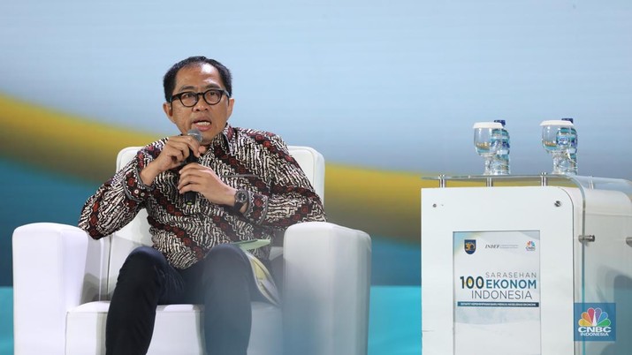 Wakil Menteri Perindustrian, Faisol Riza, memberikan pemaparan dalam acara Sarasehan 100 Ekonom 2024 di Menara Bank Mega, Jakarta pada Selasa, (3/12/2024). (CNBC Indonesia/Tri Susilo)