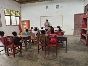 Kisah Bripka Annas Nyalakan Semangat Literasi Anak-anak Suku Daa Sulteng