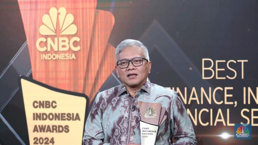 Direktur Kepatuhan PT AXA Mandiri Financial Services (AXA Mandiri), Rudy Kamdani, menerima penghargaan Best Insurance GCG Implementation dalam acara Road to CNBC Indonesia Awards 2024 kategori Best Multifinance, Insurance, & Financial Services di Jakarta, Rabu (4/12/2024). (CNBC Indonesia/Tias Budiarto)