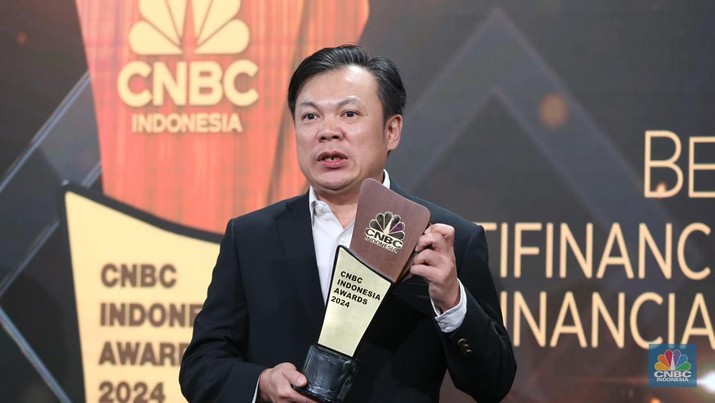 Direktur PT Dupoin Futures Indonesia, Gunawan, menerima penghargaan Best Growth Trading Platform dalam acara Road to CNBC Indonesia Awards 2024 kategori Best Multifinance, Insurance, & Financial Services di Jakarta, Rabu (4/12/2024). (CNBC Indonesia/Tias Budiarto)
