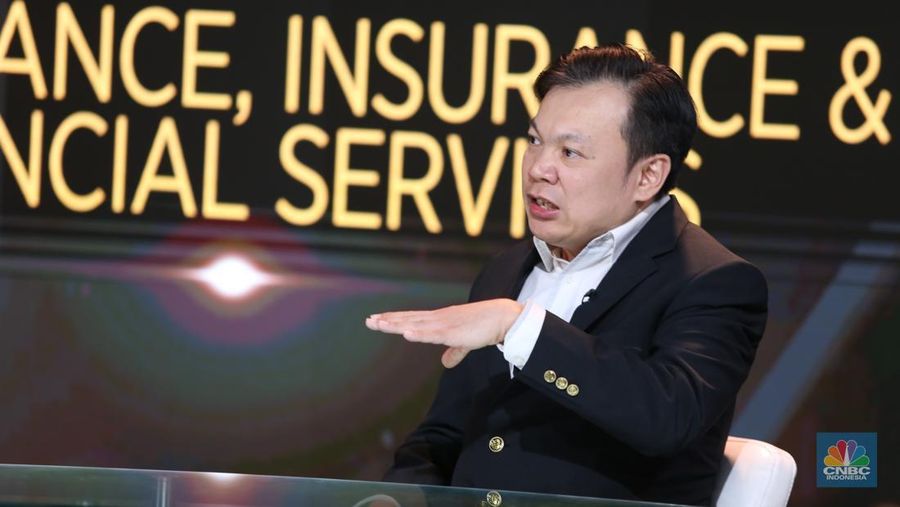 Direktur PT Dupoin Futures Indonesia, Gunawan, menyampaikan materi dalam acara Road to վ Awards 2024 kategori Best Multifinance, Insurance, & Financial Services di Jakarta, Rabu (4/12/2024). (վ/Tias Budiarto)