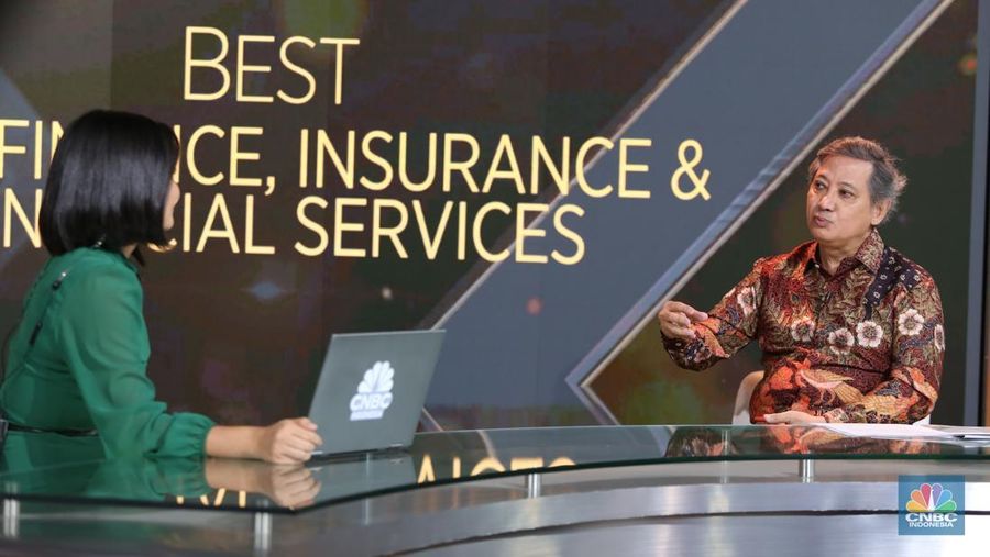 Direktur Utama PT Mandiri Utama Finance (MUF), Stanley Setia Atmadja, memaparkan materi dalam acara Road to CNBC Indonesia Awards 2024 kategori Best Multifinance, Insurance, & Financial Services di Jakarta, Rabu (4/12/2024). (CNBC Indonesia/Tias Budiarto)