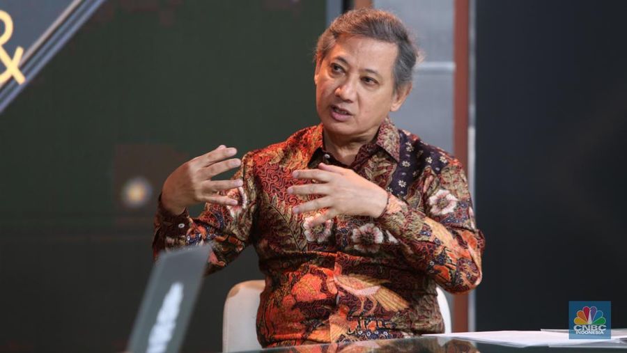 Direktur Utama PT Mandiri Utama Finance (MUF), Stanley Setia Atmadja, memaparkan materi dalam acara Road to CNBC Indonesia Awards 2024 kategori Best Multifinance, Insurance, & Financial Services di Jakarta, Rabu (4/12/2024). (CNBC Indonesia/Tias Budiarto)