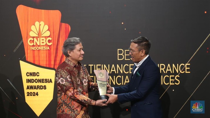 Direktur Utama PT Mandiri Utama Finance (MUF), Stanley Setia Atmadja, menerima penghargaan Strongest Multifinance Company in Micro Business dalam acara Road to CNBC Indonesia Awards 2024 kategori Best Multifinance, Insurance, & Financial Services di Jakarta, Rabu (4/12/2024). (CNBC Indonesia/Tias Budiarto)