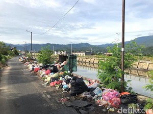 Jorok! Sampah Menumpuk di Jalan Raya Palopo hingga Keluarkan Bau Busuk