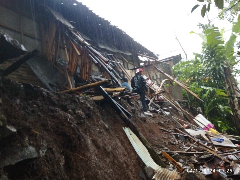 Momen Kapolres Sukabumi Bantu Pemotor Lintasi Luapan Banjir Momen Kapolres Sukabumi Bantu Pemotor Lintasi Luapan Banjir