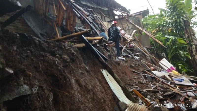 Momen Kapolres Sukabumi Bantu Pemotor Lintasi Luapan Banjir