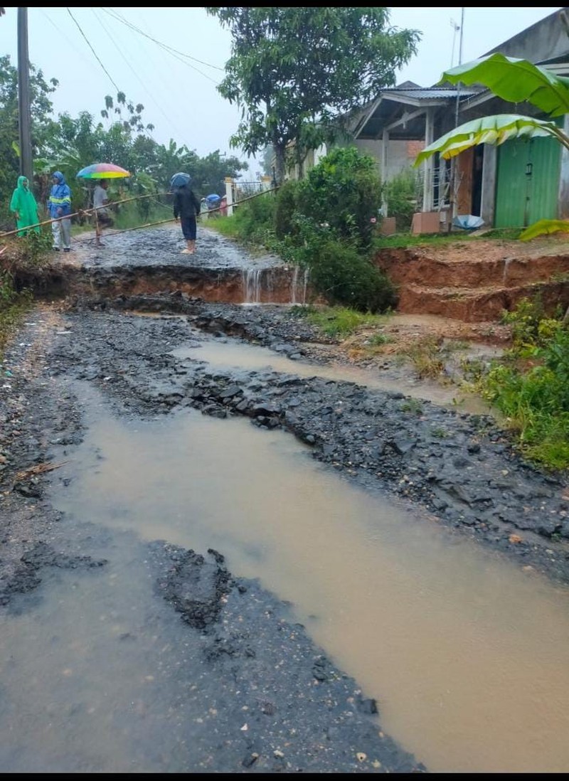 Momen Kapolres Sukabumi Bantu Pemotor Lintasi Luapan Banjir Momen Kapolres Sukabumi Bantu Pemotor Lintasi Luapan Banjir
