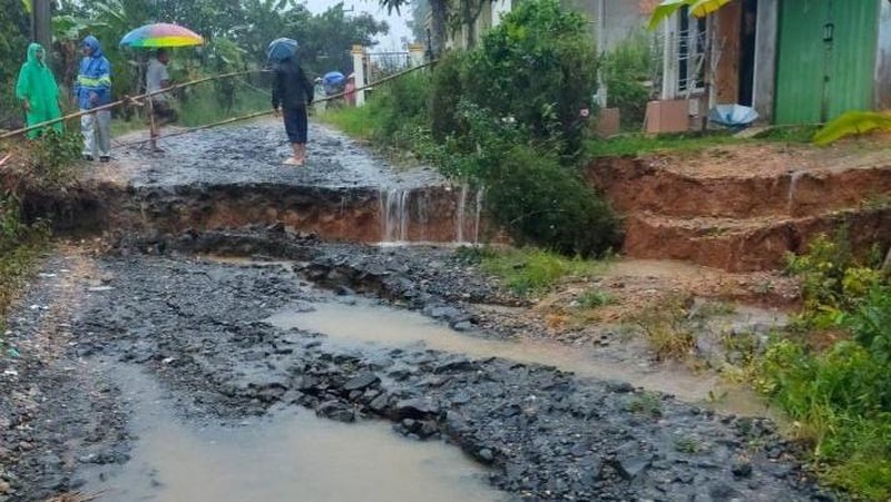 Momen Kapolres Sukabumi Bantu Pemotor Lintasi Luapan Banjir