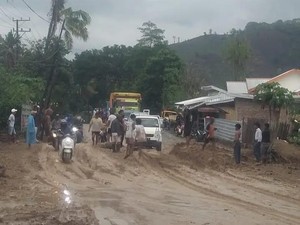 Jalan Nasional Lintas Sape-Kota Bima Licin Penuh Lumpur