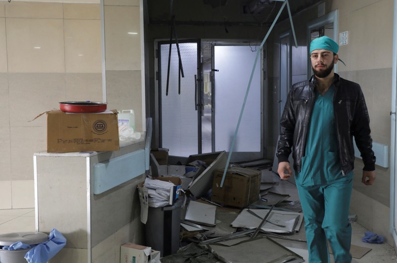 Kondisi usai serangan kelompok pemberontak di Rumah Sakit Universitas Aleppo, Suriah, Rabu (4/12/2024). (REUTERS/Mahmoud Hasano) Kondisi usai serangan kelompok pemberontak di Rumah Sakit Universitas Aleppo, Suriah, Rabu (4/12/2024). (REUTERS/Mahmoud Hasano)