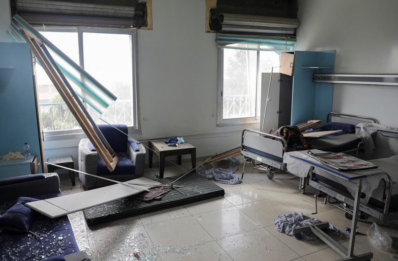 Kondisi usai serangan kelompok pemberontak di Rumah Sakit Universitas Aleppo, Suriah, Rabu (4/12/2024). (REUTERS/Mahmoud Hasano) Kondisi usai serangan kelompok pemberontak di Rumah Sakit Universitas Aleppo, Suriah, Rabu (4/12/2024). (REUTERS/Mahmoud Hasano)