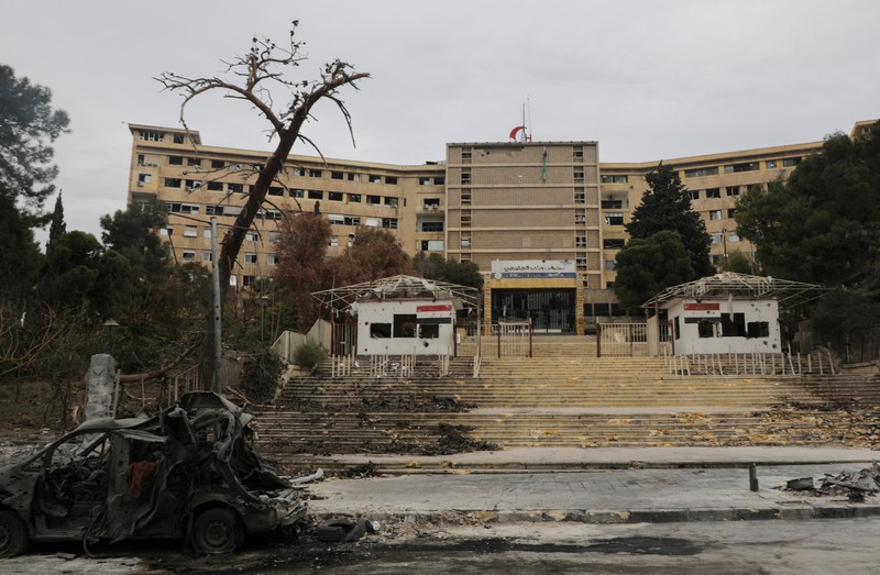 Kondisi usai serangan kelompok pemberontak di Rumah Sakit Universitas Aleppo, Suriah, Rabu (4/12/2024). (REUTERS/Mahmoud Hasano) Kondisi usai serangan kelompok pemberontak di Rumah Sakit Universitas Aleppo, Suriah, Rabu (4/12/2024). (REUTERS/Mahmoud Hasano)
