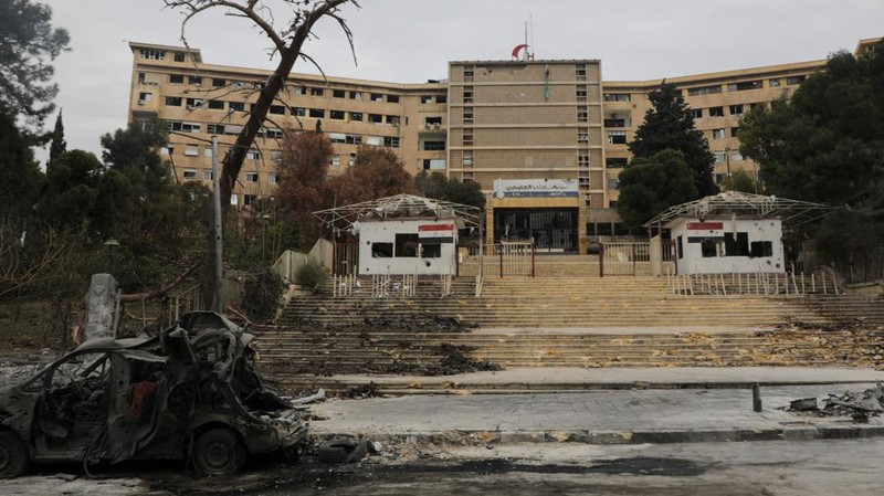 Kondisi usai serangan  kelompok pemberontak di Rumah Sakit Universitas Aleppo, Suriah, Rabu (4/12/2024). (REUTERS/Mahmoud Hasano)