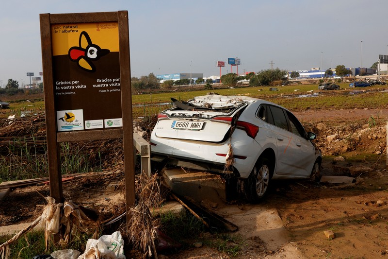 Laguna Albufera di Wilayah selatan Valencia dibanjiri berton-ton sampah plastik, mobil rusak, dan produk farmasi akibat banjir bandang yang melanda Spanyol tenggara bulan lalu. (REUTERS/ Eva Manez) Laguna Albufera di Wilayah selatan Valencia dibanjiri berton-ton sampah plastik, mobil rusak, dan produk farmasi akibat banjir bandang yang melanda Spanyol tenggara bulan lalu. (REUTERS/ Eva Manez)