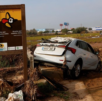 Potret Ramai Mobil Terjebak di Danau Berlumpur Dampak Banjir Dahsyat