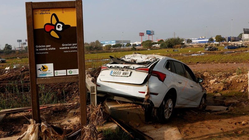 Laguna Albufera di Wilayah selatan Valencia dibanjiri berton-ton sampah plastik, mobil rusak, dan produk farmasi akibat banjir bandang yang melanda Spanyol tenggara bulan lalu. (REUTERS/ Eva Manez)