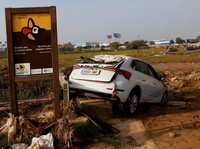 Potret Ramai Mobil Terjebak di Danau Berlumpur Dampak Banjir Dahsyat