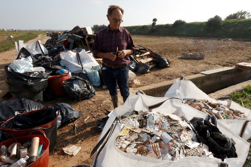 Laguna Albufera di Wilayah selatan Valencia dibanjiri berton-ton sampah plastik, mobil rusak, dan produk farmasi akibat banjir bandang yang melanda Spanyol tenggara bulan lalu. (REUTERS/ Eva Manez) Laguna Albufera di Wilayah selatan Valencia dibanjiri berton-ton sampah plastik, mobil rusak, dan produk farmasi akibat banjir bandang yang melanda Spanyol tenggara bulan lalu. (REUTERS/ Eva Manez)