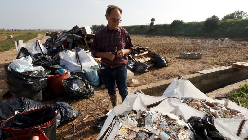 Laguna Albufera di Wilayah selatan Valencia dibanjiri berton-ton sampah plastik, mobil rusak, dan produk farmasi akibat banjir bandang yang melanda Spanyol tenggara bulan lalu. (REUTERS/ Eva Manez)