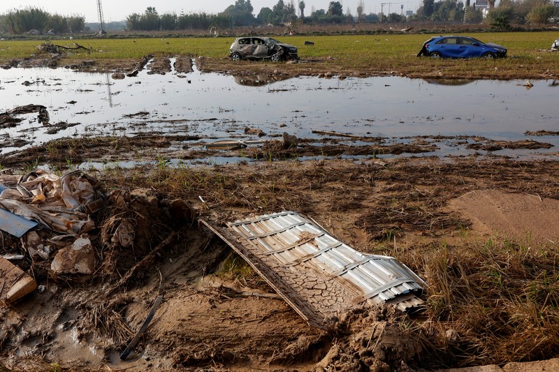 Laguna Albufera di Wilayah selatan Valencia dibanjiri berton-ton sampah plastik, mobil rusak, dan produk farmasi akibat banjir bandang yang melanda Spanyol tenggara bulan lalu. (REUTERS/ Eva Manez) Laguna Albufera di Wilayah selatan Valencia dibanjiri berton-ton sampah plastik, mobil rusak, dan produk farmasi akibat banjir bandang yang melanda Spanyol tenggara bulan lalu. (REUTERS/ Eva Manez)