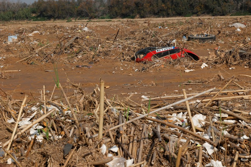 Laguna Albufera di Wilayah selatan Valencia dibanjiri berton-ton sampah plastik, mobil rusak, dan produk farmasi akibat banjir bandang yang melanda Spanyol tenggara bulan lalu. (REUTERS/ Eva Manez) Laguna Albufera di Wilayah selatan Valencia dibanjiri berton-ton sampah plastik, mobil rusak, dan produk farmasi akibat banjir bandang yang melanda Spanyol tenggara bulan lalu. (REUTERS/ Eva Manez)