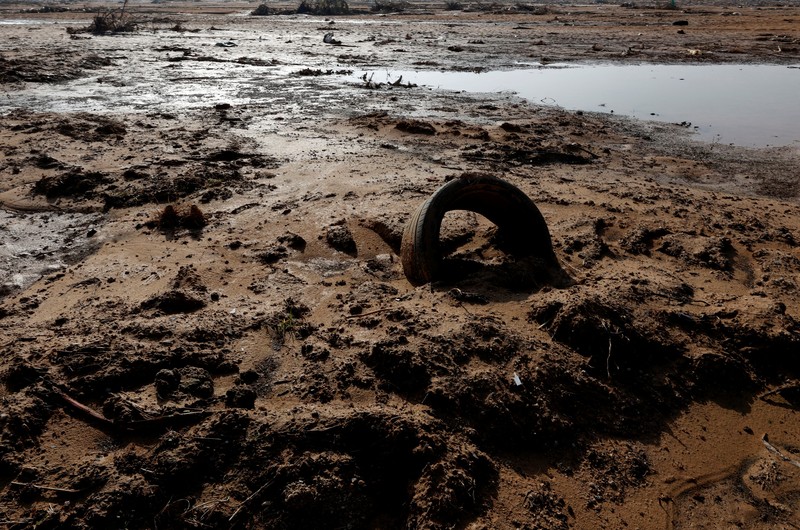 Laguna Albufera di Wilayah selatan Valencia dibanjiri berton-ton sampah plastik, mobil rusak, dan produk farmasi akibat banjir bandang yang melanda Spanyol tenggara bulan lalu. (REUTERS/ Eva Manez) Laguna Albufera di Wilayah selatan Valencia dibanjiri berton-ton sampah plastik, mobil rusak, dan produk farmasi akibat banjir bandang yang melanda Spanyol tenggara bulan lalu. (REUTERS/ Eva Manez)
